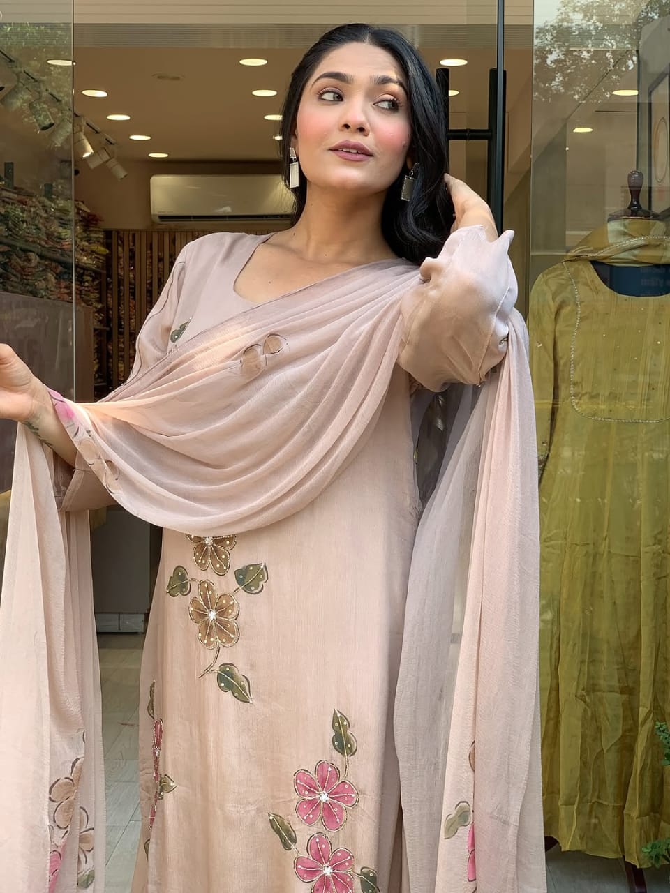 Featuring beautiful Heavy Set which is beautifully decorated All over Handwork🪡on suit and digital print. (RRRD04)