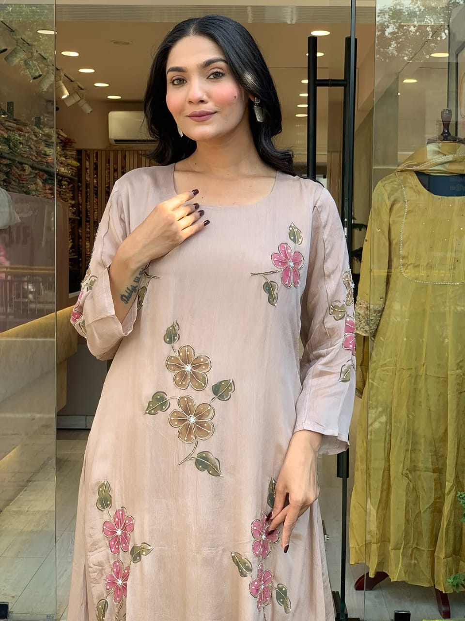 Featuring beautiful Heavy Set which is beautifully decorated All over Handwork🪡on suit and digital print. (RRRD04)