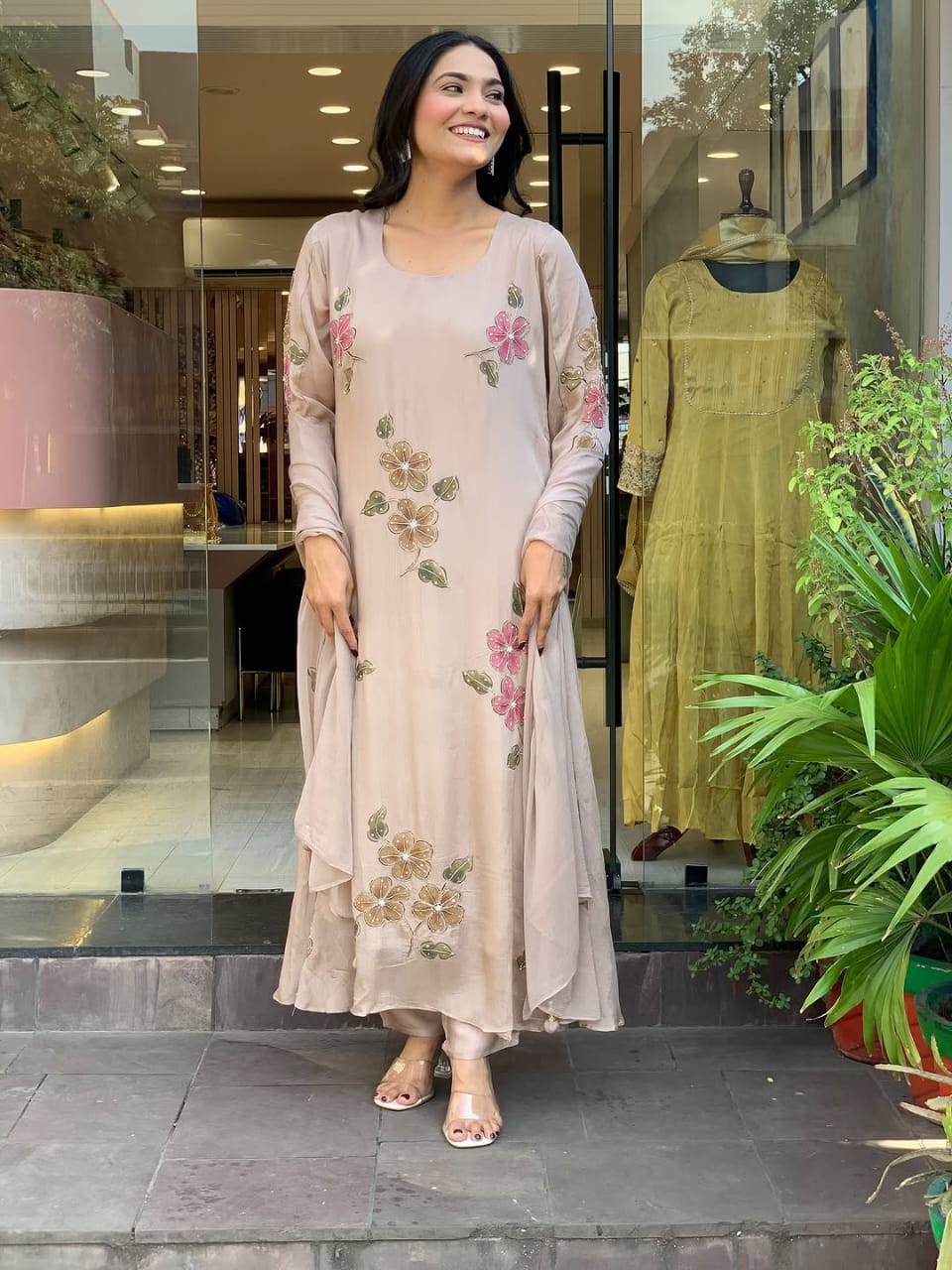 Featuring beautiful Heavy Set which is beautifully decorated All over Handwork🪡on suit and digital print. (RRRD04)