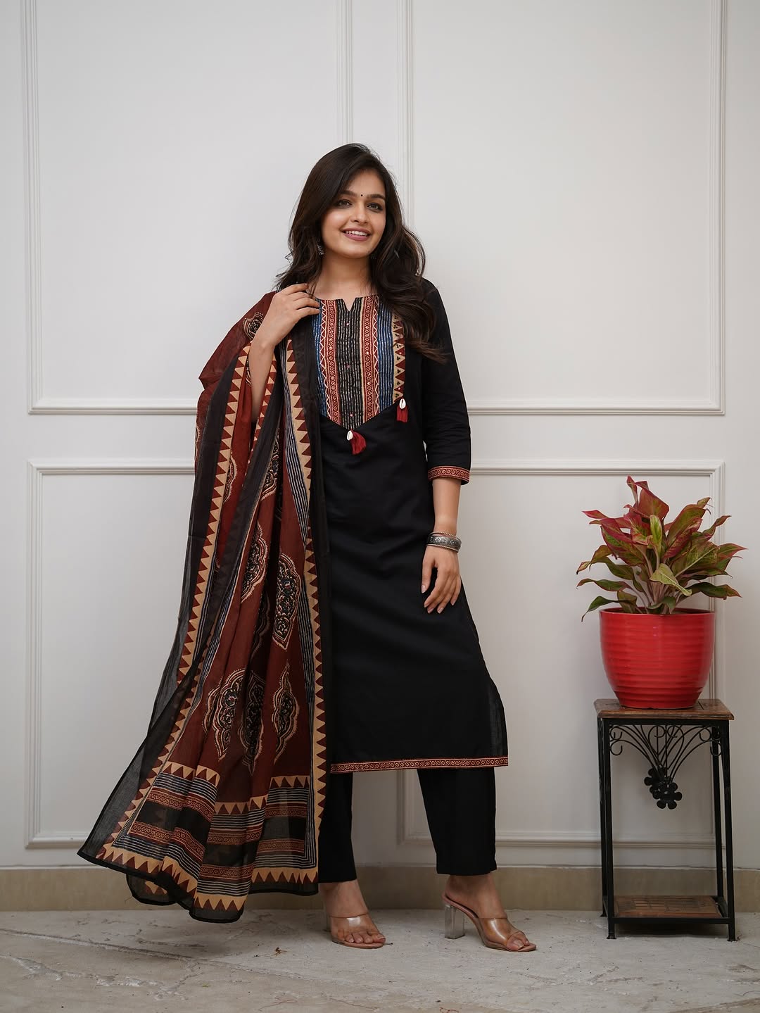 New stylish and affordable beautiful straight fit set with beautiful neck work and fabric pure Cotton slub. (SWSK01)