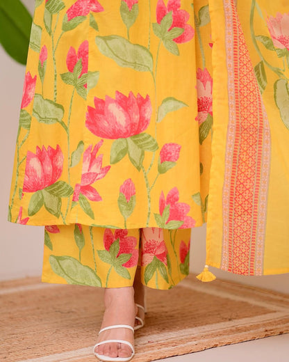Suitswala  New stylish and affordable beautiful look straight alia cut set with beautiful print and fabric pure Cotton💃💃(SWSK14)