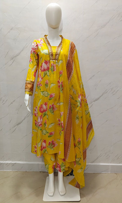 Suitswala  New stylish and affordable beautiful look straight alia cut set with beautiful print and fabric pure Cotton💃💃(SWSK14)
