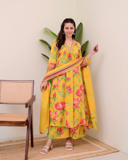 Suitswala  New stylish and affordable beautiful look straight alia cut set with beautiful print and fabric pure Cotton💃💃(SWSK14)