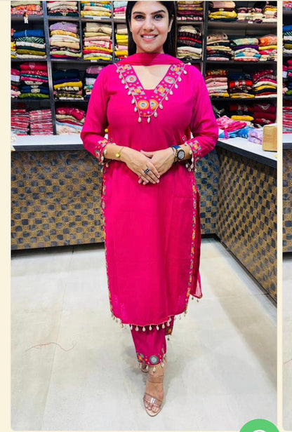 Flaunt the amazing pink RANI color of this suit in your upcoming festivities. The divine and luxurious fabric (SWSK23)