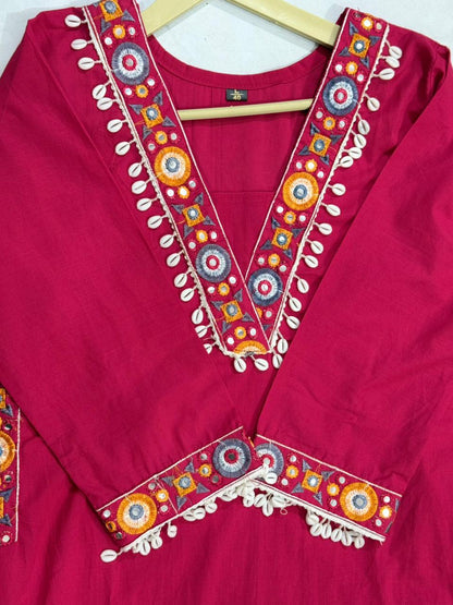 Flaunt the amazing pink RANI color of this suit in your upcoming festivities. The divine and luxurious fabric (SWSK23)