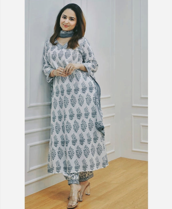 Floral motif printed cotton kurta with pocket one side of the kurta and pleated salwar  and soft cotton malmal dupatta💃💃 (SWRD09)