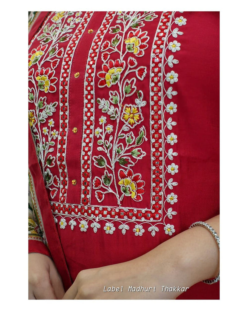 EMBROIDERY AND ADDHA WORK ON YOUK AND LESS WORK ON KURTI & PANT PRINTED MULMUL DUPPTA