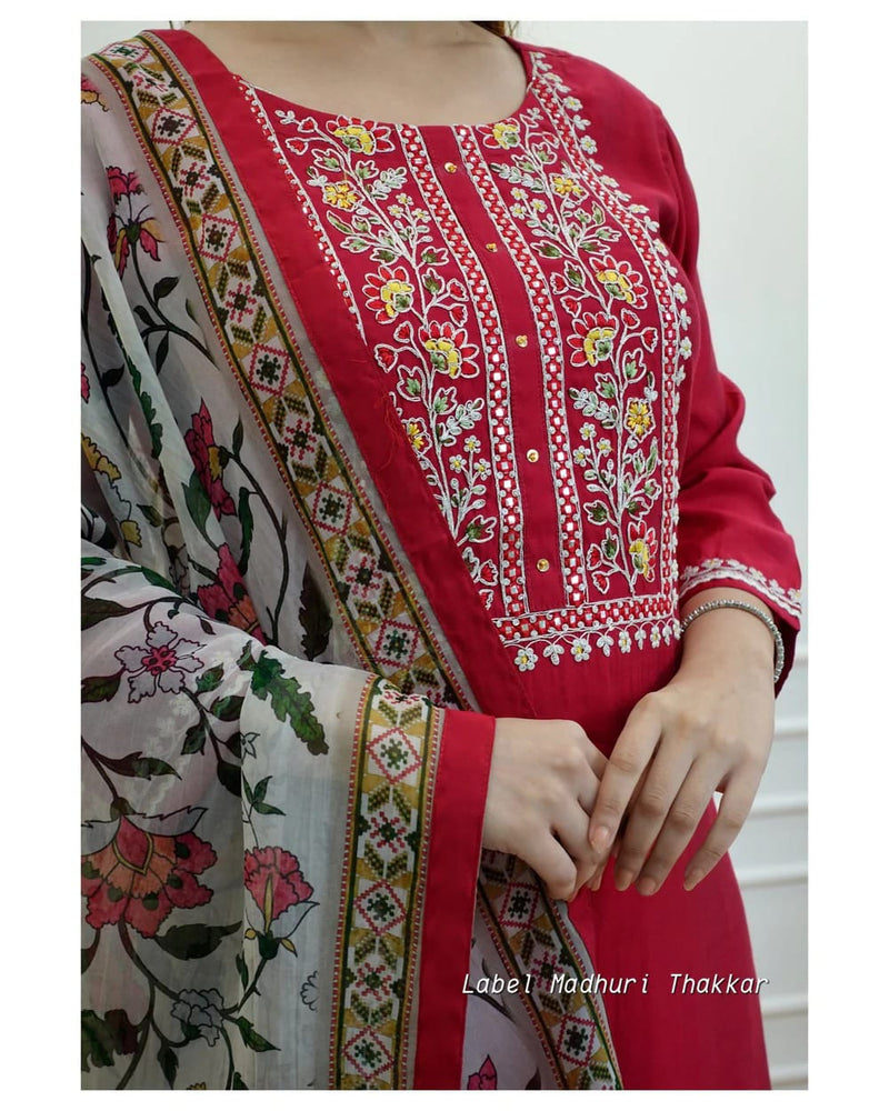 EMBROIDERY AND ADDHA WORK ON YOUK AND LESS WORK ON KURTI & PANT PRINTED MULMUL DUPPTA