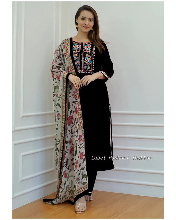 EMBROIDERY AND ADDHA WORK ON YOUK AND LESS WORK ON KURTI & PANT PRINTED MULMUL DUPPTA