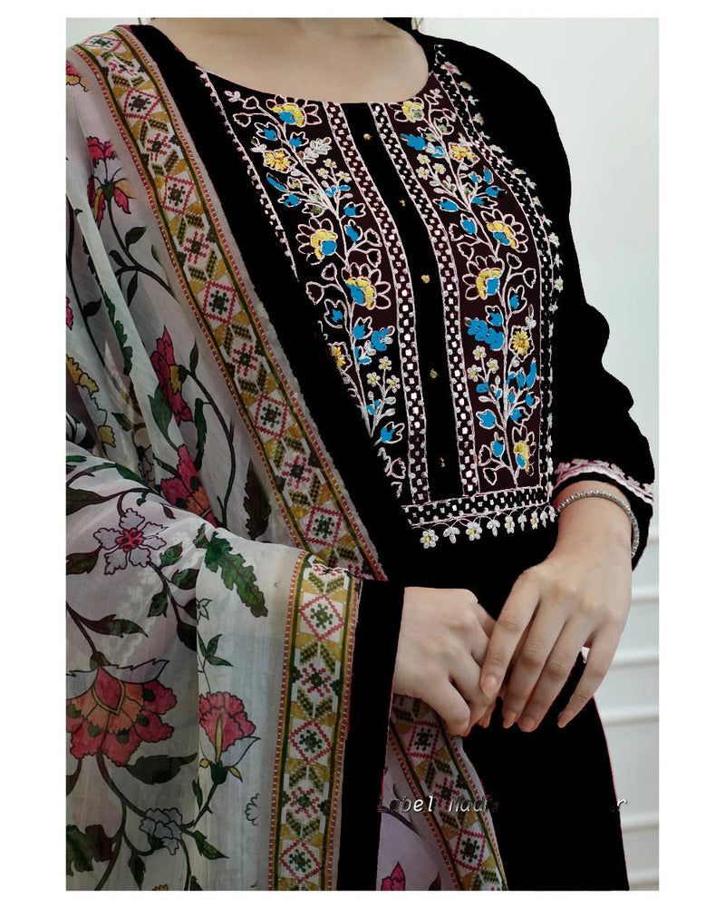 EMBROIDERY AND ADDHA WORK ON YOUK AND LESS WORK ON KURTI & PANT PRINTED MULMUL DUPPTA