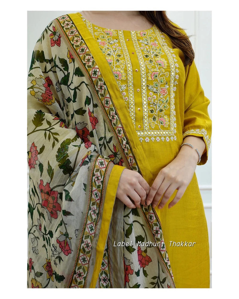 AEMBROIDERY ND ADDHA WORK ON YOUK AND LESS WORK ON KURTI & PANT PRINTED MULMUL DUPPTA