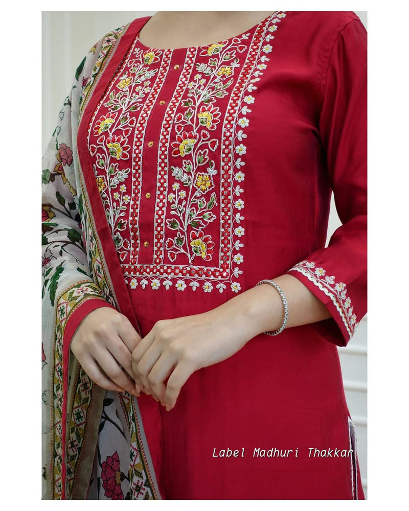 EMBROIDERY AND ADDHA WORK ON YOUK AND LESS WORK ON KURTI & PANT PRINTED MULMUL DUPPTA